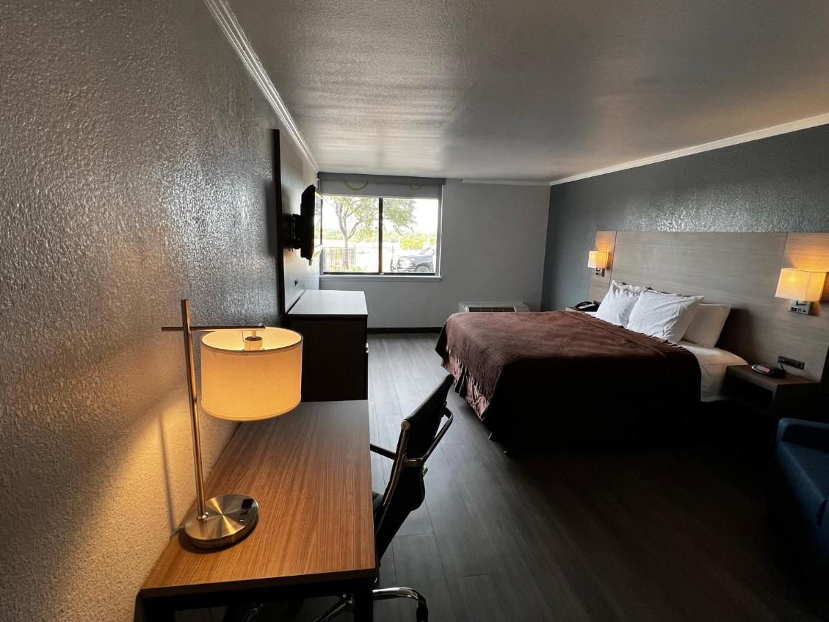 Super 8 By Wyndham Fort Worth Entertainment District 외부 사진